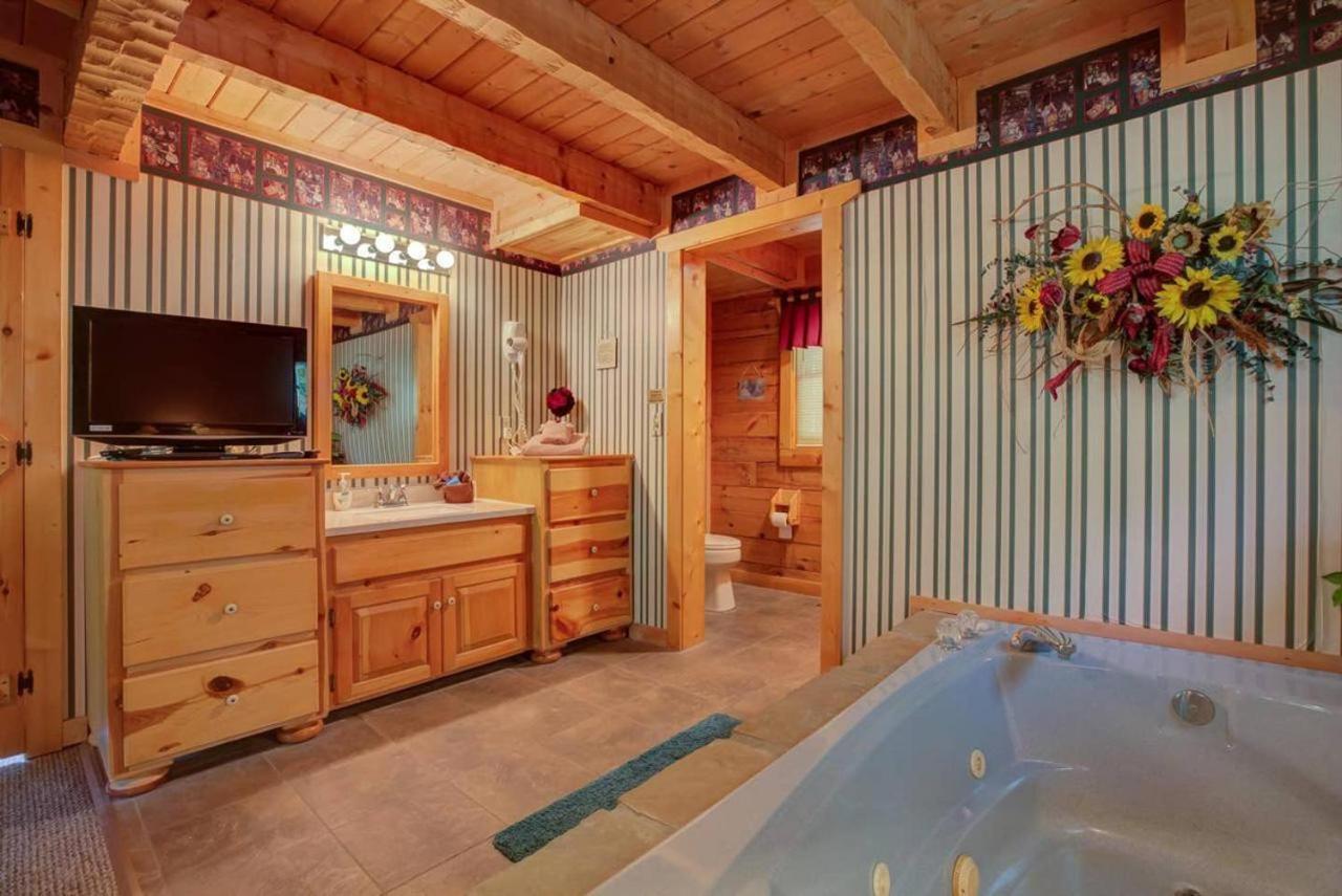 Villa ✪Pigeon Forge✪ View 2 King Bed GSMNP WiFi Hot Tub! Sevierville Exterior foto